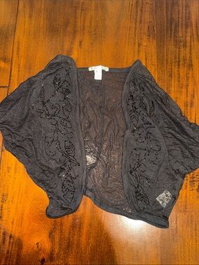 Threads 4 Thought Black Lace-Detail Open-Front Shrug